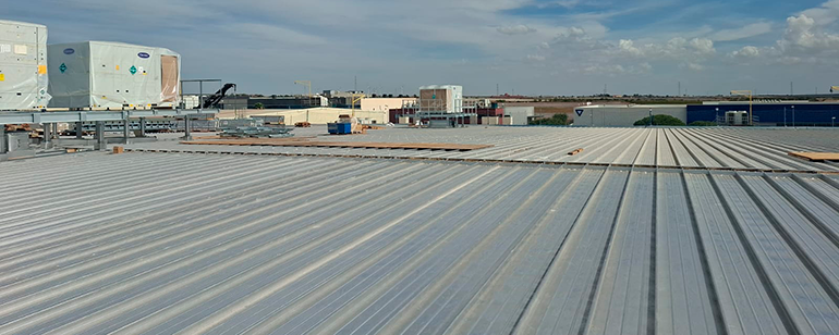 Instaladores de cubiertas engatilladas de aluminio Kalzip